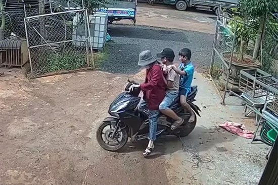CLIP: Nhóm em nhỏ thương tích đầy mình vừa chạy vừa la hét nghi do chế tạo pháo nổ