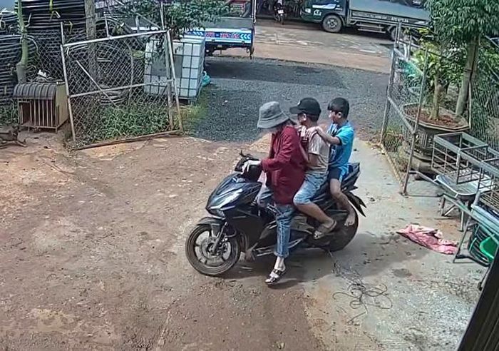 CLIP: Nhóm em nhỏ thương tích đầy mình vừa chạy vừa la hét nghi do chế tạo pháo nổ-1