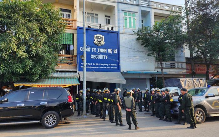 Thu hồi giấy chứng nhận của công ty có vệ sĩ chặn đường cho đoàn xe đám cưới-1