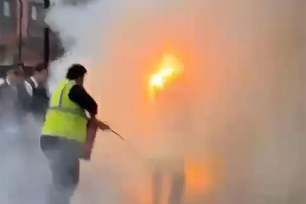 Nam thanh niên 24 tuổi tự thiêu bên ngoài tiệc cưới của người yêu cũ-2