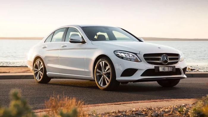 Đi đón con, tài xế xe sang Mercedes-Benz dừng giữa đường ngược chiều gây bức xúc-1