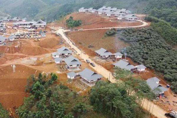 Xúc động trước tấm bia khắc tên những nạn nhân xấu số tại Làng Nủ-4