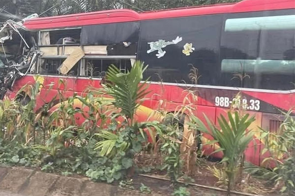 Ô tô tông 3 xe máy trên cầu, nam thiếu niên rơi xuống sông-4