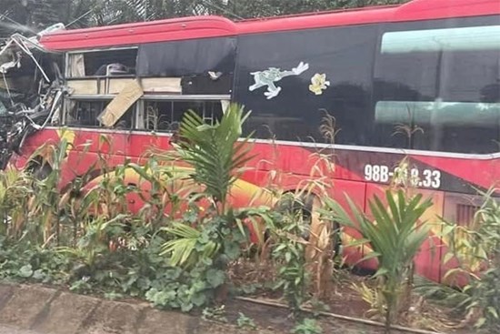 Hai xe khách tông nhau ở Bình Phước, tài xế tử vong