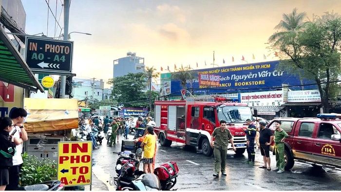 Cháy nhà trọ ở quận Bình Thạnh, nhiều người tháo chạy-3