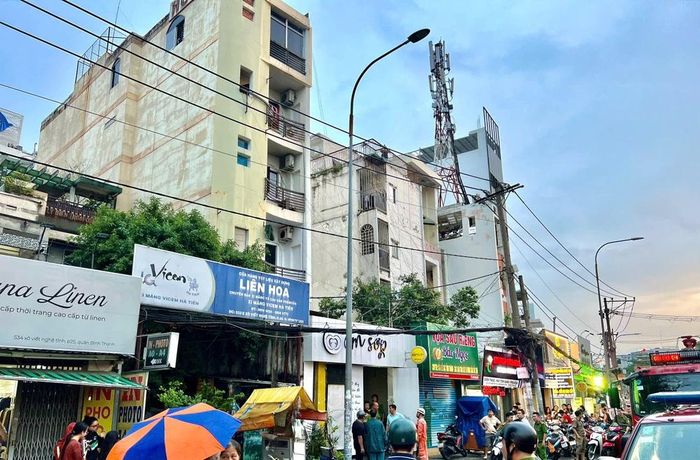 Cháy nhà trọ ở quận Bình Thạnh, nhiều người tháo chạy-1