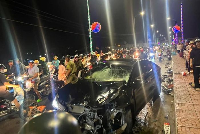 Ô tô tông 3 xe máy trên cầu, nam thiếu niên rơi xuống sông-3