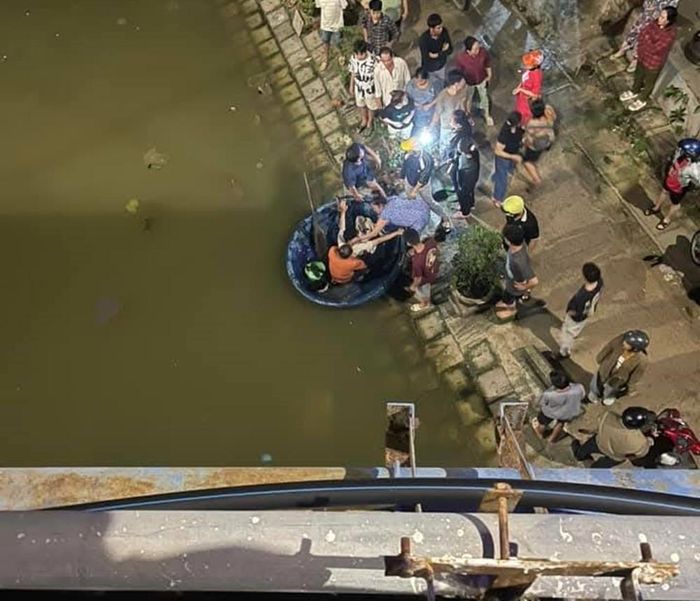 Ô tô tông 3 xe máy trên cầu, nam thiếu niên rơi xuống sông-2