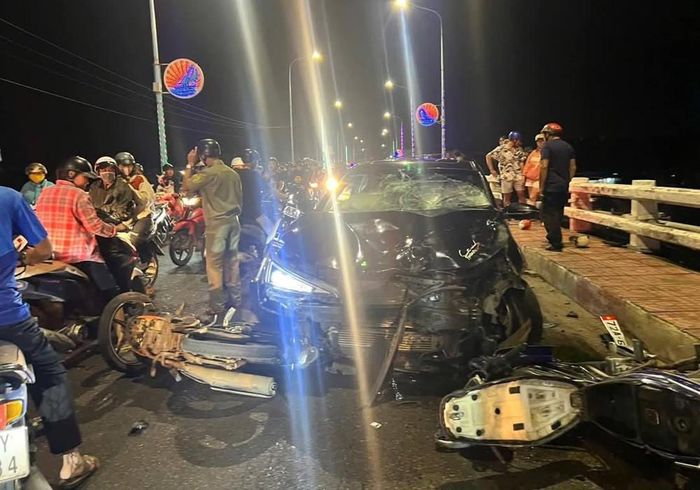 Ô tô tông 3 xe máy trên cầu, nam thiếu niên rơi xuống sông-1