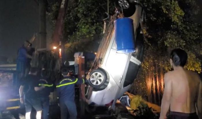 Vụ ô tô lao xuống sông Đồng Nai: Lan can cầu không giữ được mạng người-1