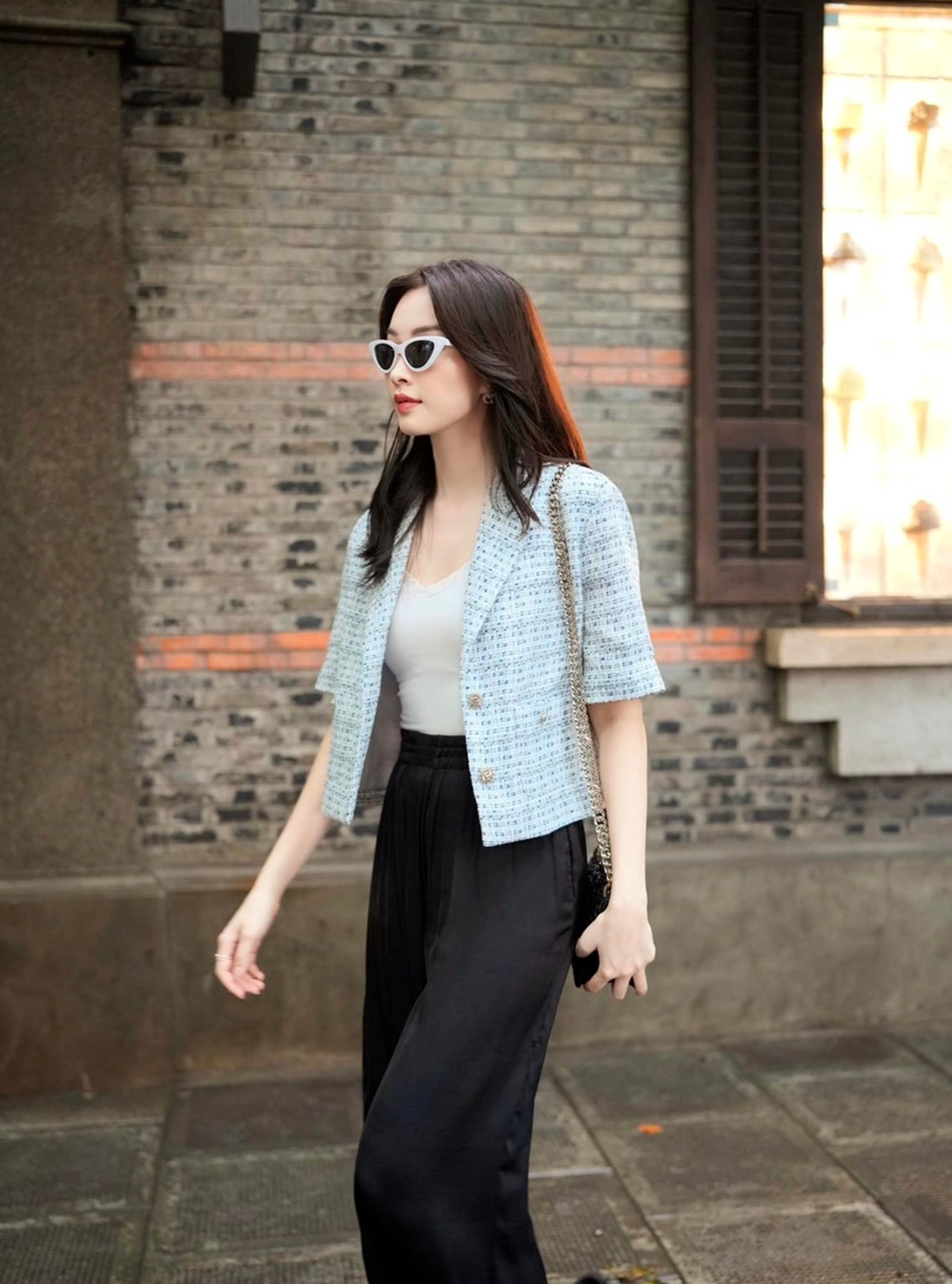 Hoa hậu Đặng Thu Thảo diện trang phục sáng màu rất trẻ xinh với 10 cách phối đồ-8