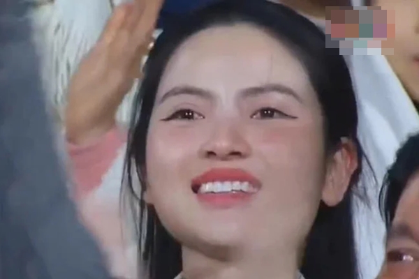 Hành động siêu tinh tế của nàng WAG Chu Thanh Huyền khi đi cổ vũ chồng - CĐM chỉ để ý 1 chi tiết-3