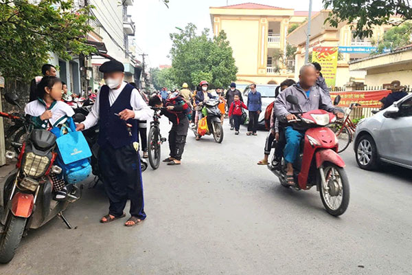 Phụ huynh đỗ ô tô đón con gây hỗn loạn cổng trường: Chúng ta đang dạy trẻ điều gì?-1