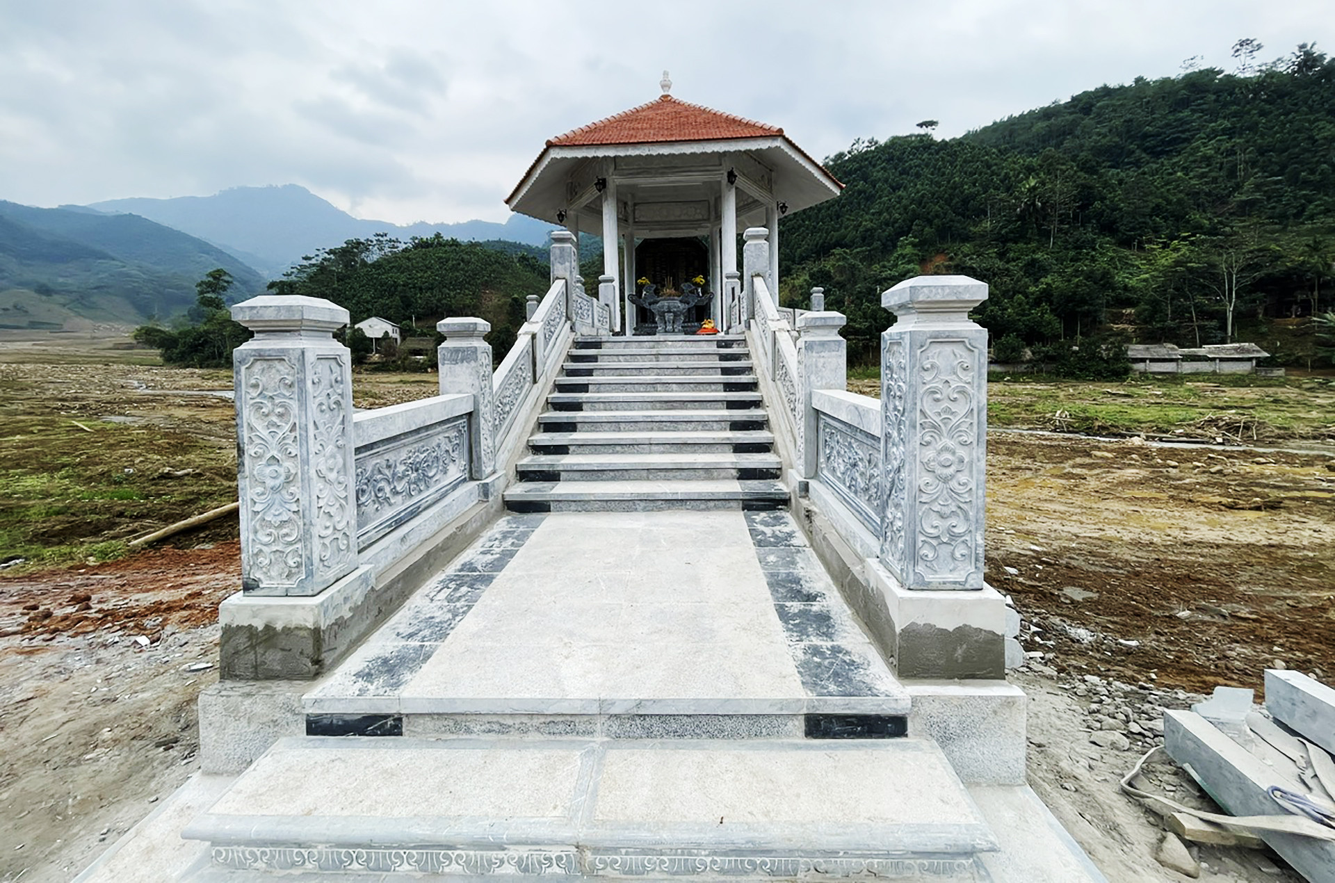 Xúc động trước tấm bia khắc tên những nạn nhân xấu số tại Làng Nủ-1