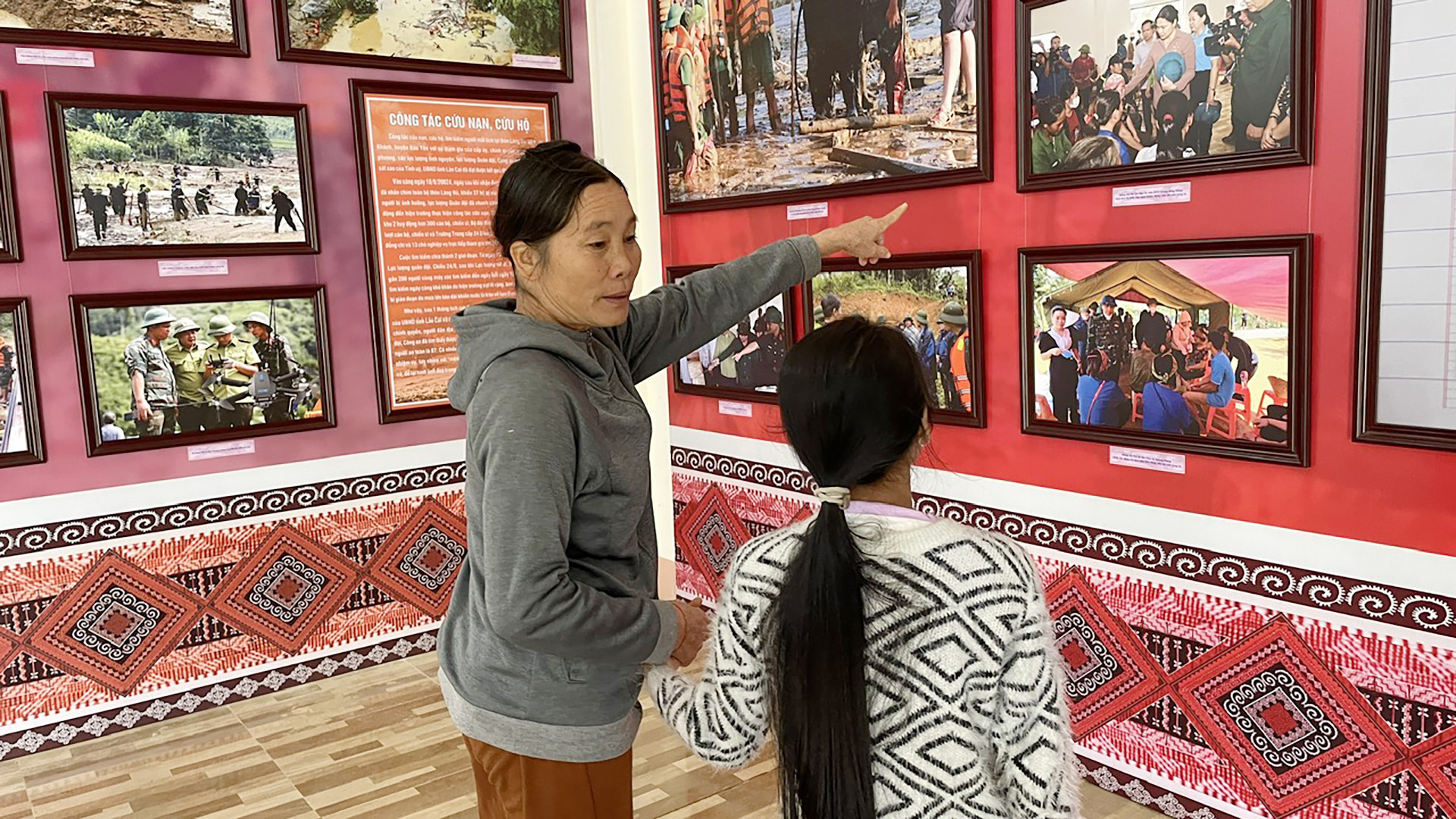 Xúc động trước tấm bia khắc tên những nạn nhân xấu số tại Làng Nủ-3