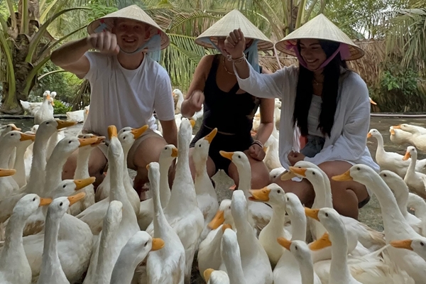 Khách Tây đạp xe xuyên Việt, xúc động vì được gia đình ở Thanh Hóa mời bữa ăn no-7