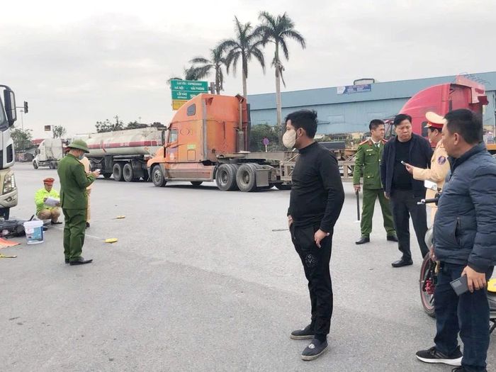 2 mẹ con tử vong khi rẽ trái vào điểm mù của xế xe đầu kéo-1