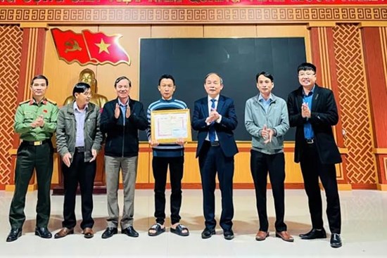 Thưởng nóng 'người hùng' cứu 3 học sinh bị lũ cuốn ở Quảng Nam