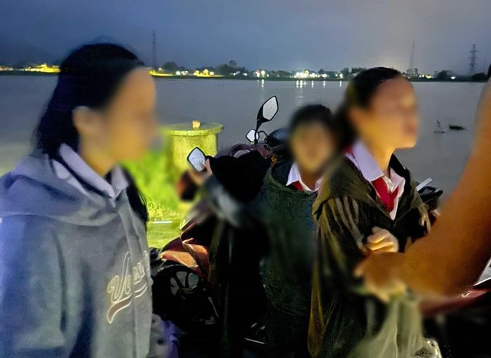 Thưởng nóng người hùng cứu 3 học sinh bị lũ cuốn ở Quảng Nam-2