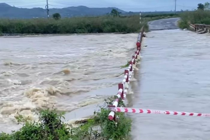 Thưởng nóng người hùng cứu 3 học sinh bị lũ cuốn ở Quảng Nam-4