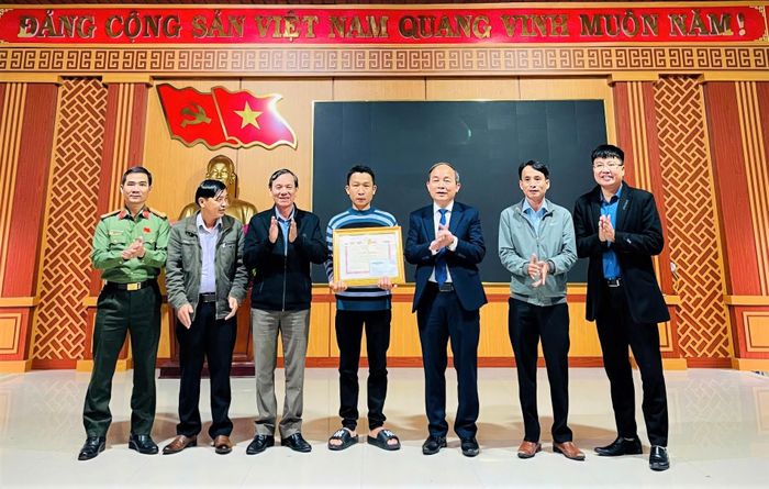 Thưởng nóng người hùng cứu 3 học sinh bị lũ cuốn ở Quảng Nam-1