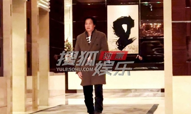 Lưu Diệc Phi bên cha nuôi tỷ phú-2