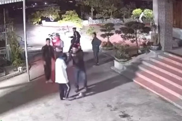 Đồng Nai: Người đi ô tô hành hung, đuổi chém cô gái trẻ trên đường-3