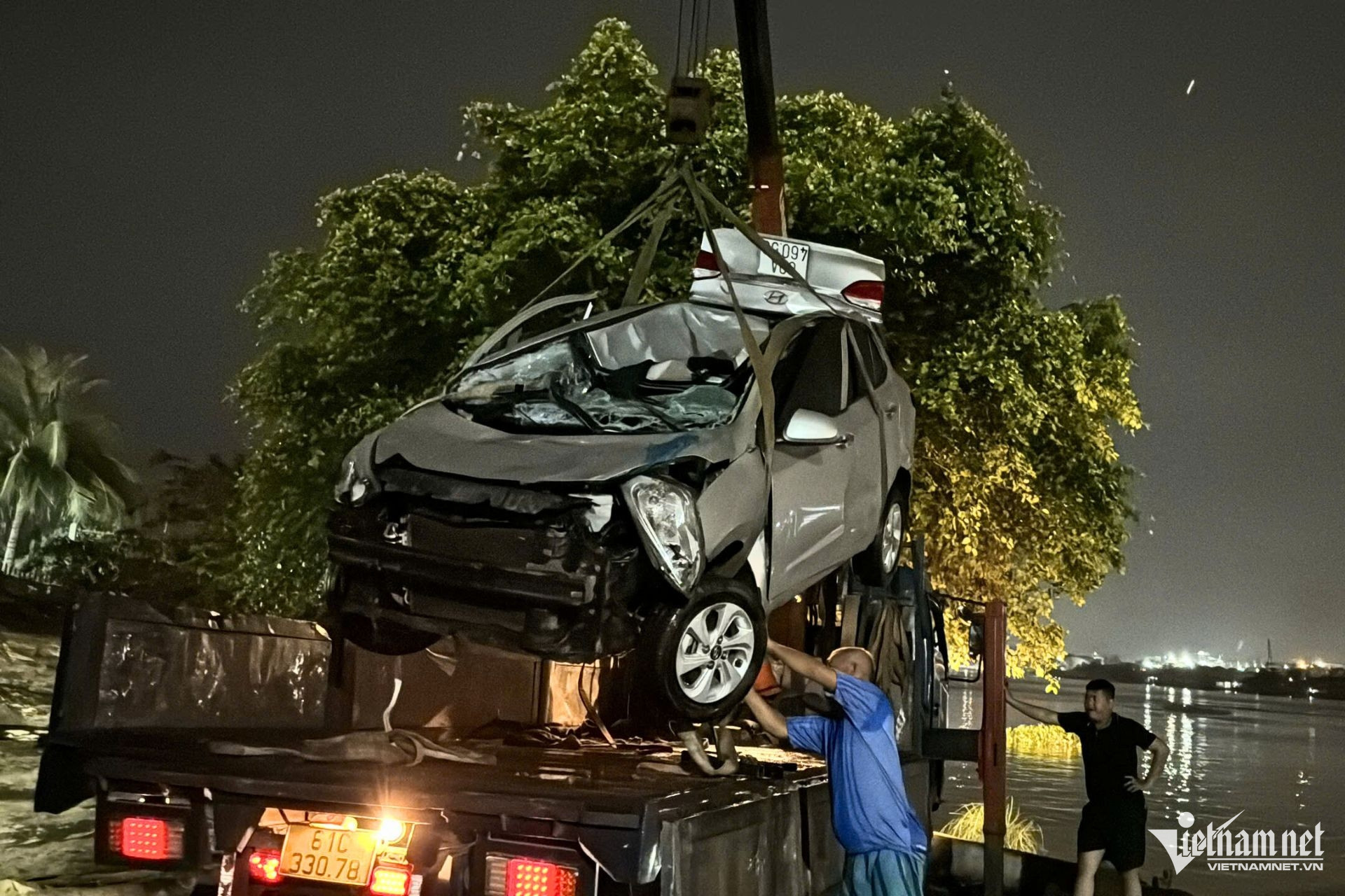 Vụ ô tô lao xuống sông Đồng Nai: Gia đình nữ tài xế tìm camera hành trình-2