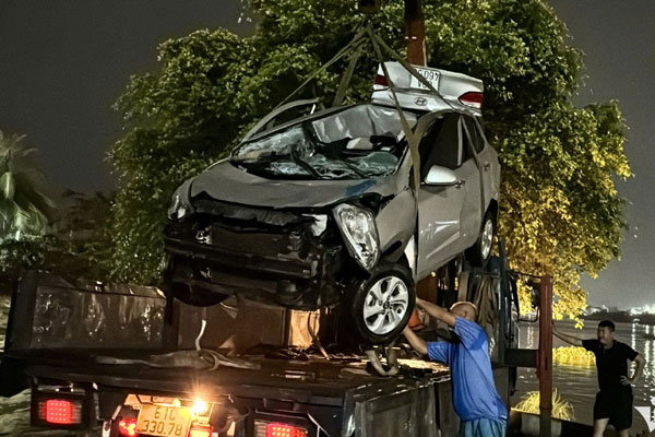 Vụ nữ tài xế lái ô tô lao xuống sông: Do đánh lái, phanh gấp hay nhầm chân ga?-7