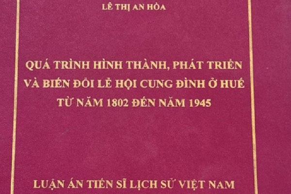 Học tiến sĩ ở nước ngoài, giáo sư bị vạch trần dùng bằng giả phải xin từ chức-2