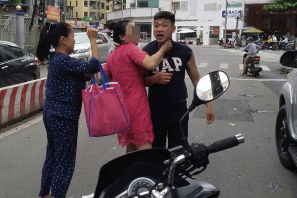 Tài xế nói chuyện bằng nắm đấm trên đường, thói côn đồ cần được nghiêm trị-3