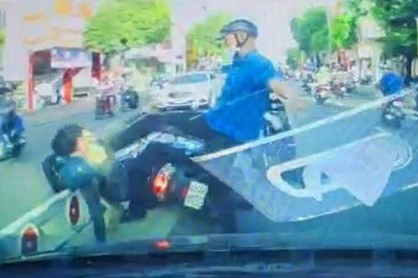 Tài xế đánh đập dã man người đi đường ở TPHCM khai gì?-3