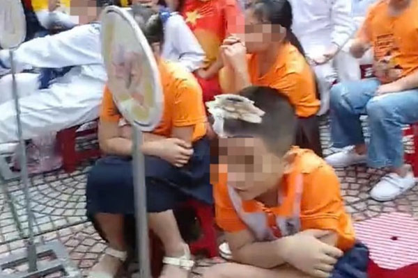 Bài học của ông bố khi con trai không cho dừng xe hơi trước cổng trường đưa đón-2