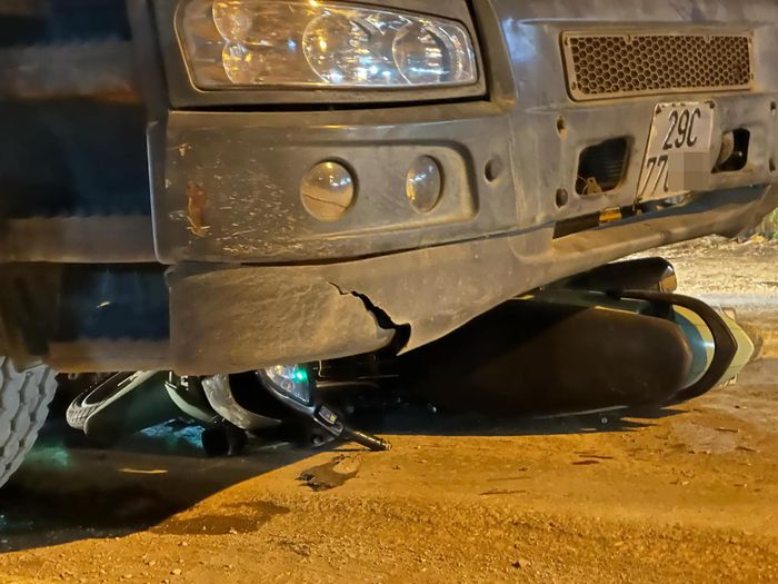 Thiếu niên chạy xe máy kẹp ba lao vào gầm ô tô đầu kéo, 1 người tử vong-2