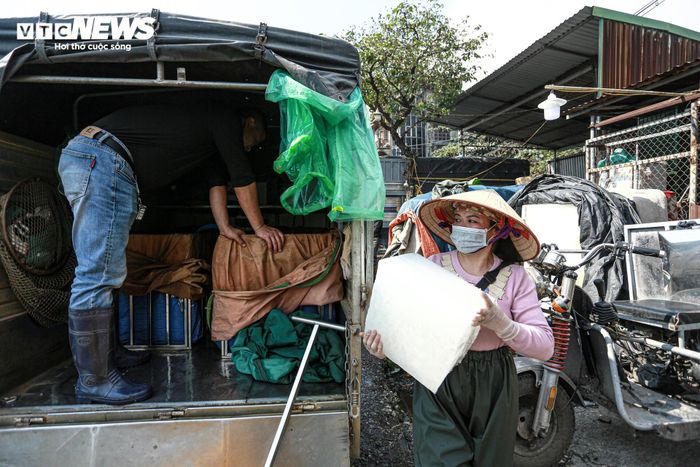 Tiểu thương chợ cá tay trần ngâm nước lạnh, khiêng đá trong ngày rét buốt-2