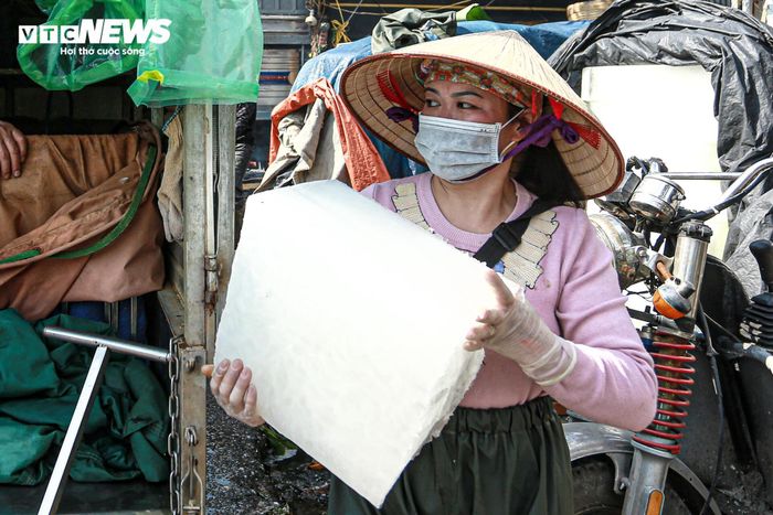 Tiểu thương chợ cá tay trần ngâm nước lạnh, khiêng đá trong ngày rét buốt-5