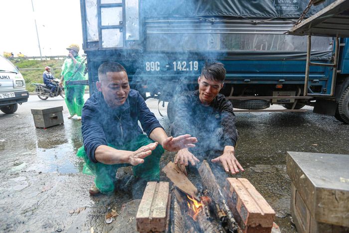 Tiểu thương chợ cá tay trần ngâm nước lạnh, khiêng đá trong ngày rét buốt-9