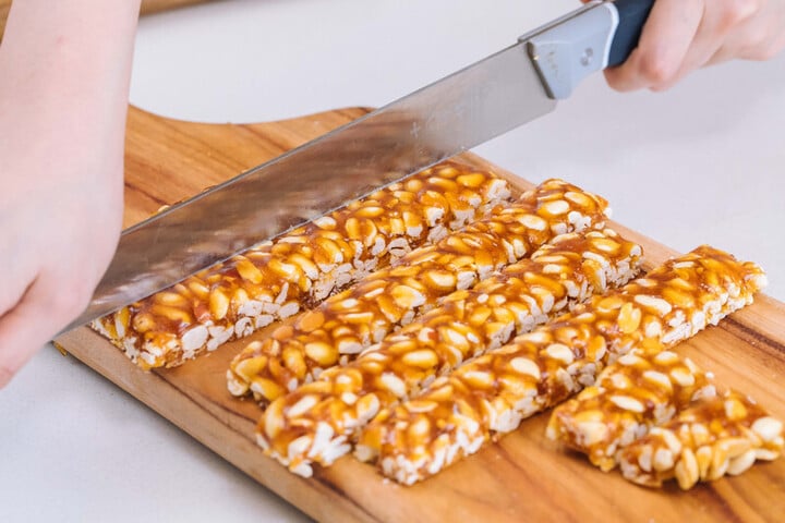 Cách làm kẹo lạc để nhâm nhi dịp Tết-8