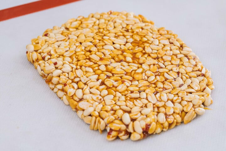 Cách làm kẹo lạc để nhâm nhi dịp Tết-7