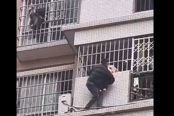 Người đàn ông dũng cảm cứu bé trai 3 tuổi lơ lửng trên cửa sổ tầng 7-1