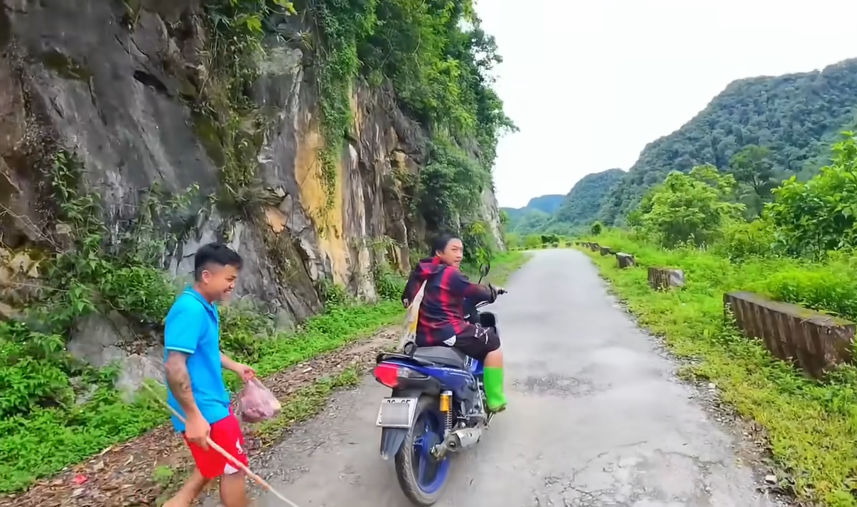 Khách Tây sang Việt Nam du lịch, thích thú nhổ cỏ, nấu cám lợn, dắt trâu đi cày-1