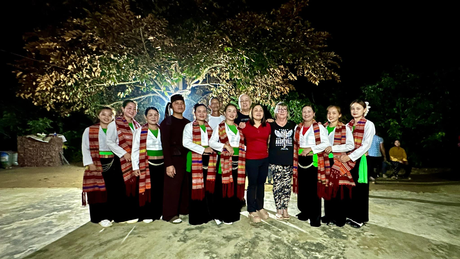 Khách Tây sang Việt Nam du lịch, thích thú nhổ cỏ, nấu cám lợn, dắt trâu đi cày-6