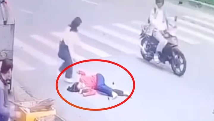 TP.HCM: Truy tìm tài xế xe máy tông người phụ nữ nằm bất động rồi bỏ chạy-1