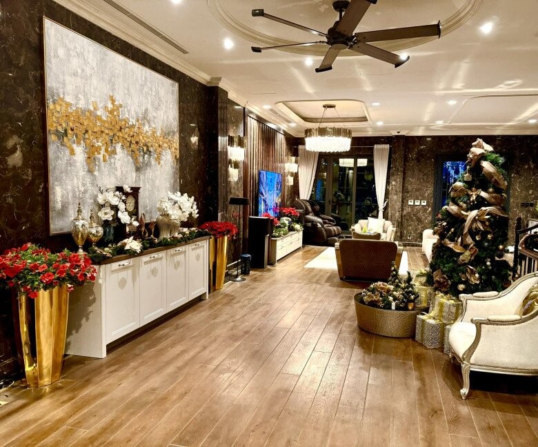 Màu sắc Giáng sinh tràn ngập không gian sống trong biệt thự 60 tỷ của nữ diễn viên giàu nhất miền Bắc-1