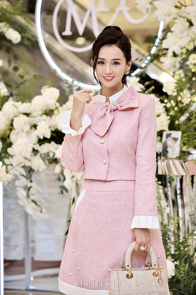 Màu sắc Giáng sinh tràn ngập không gian sống trong biệt thự 60 tỷ của nữ diễn viên giàu nhất miền Bắc-9