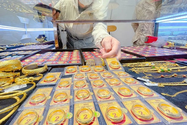 Giá vàng thế giới tăng vọt trước quyết định tiền tệ của Mỹ-2