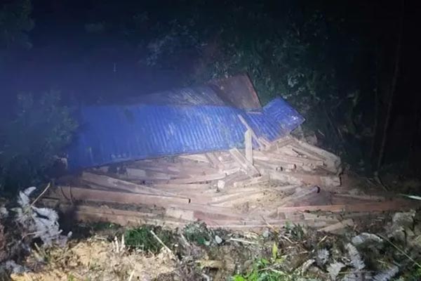 Tài xế ô tô chở quá tải chây ỳ, yêu cầu xem kiểm định cân của CSGT-14