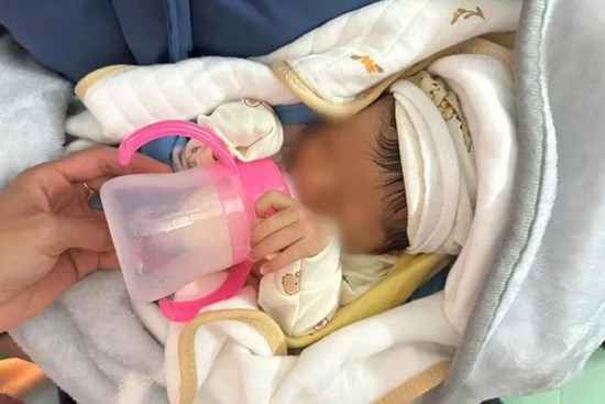 Bé sơ sinh bị bỏ rơi trong đêm khuya lạnh giá trước cửa nhà dân