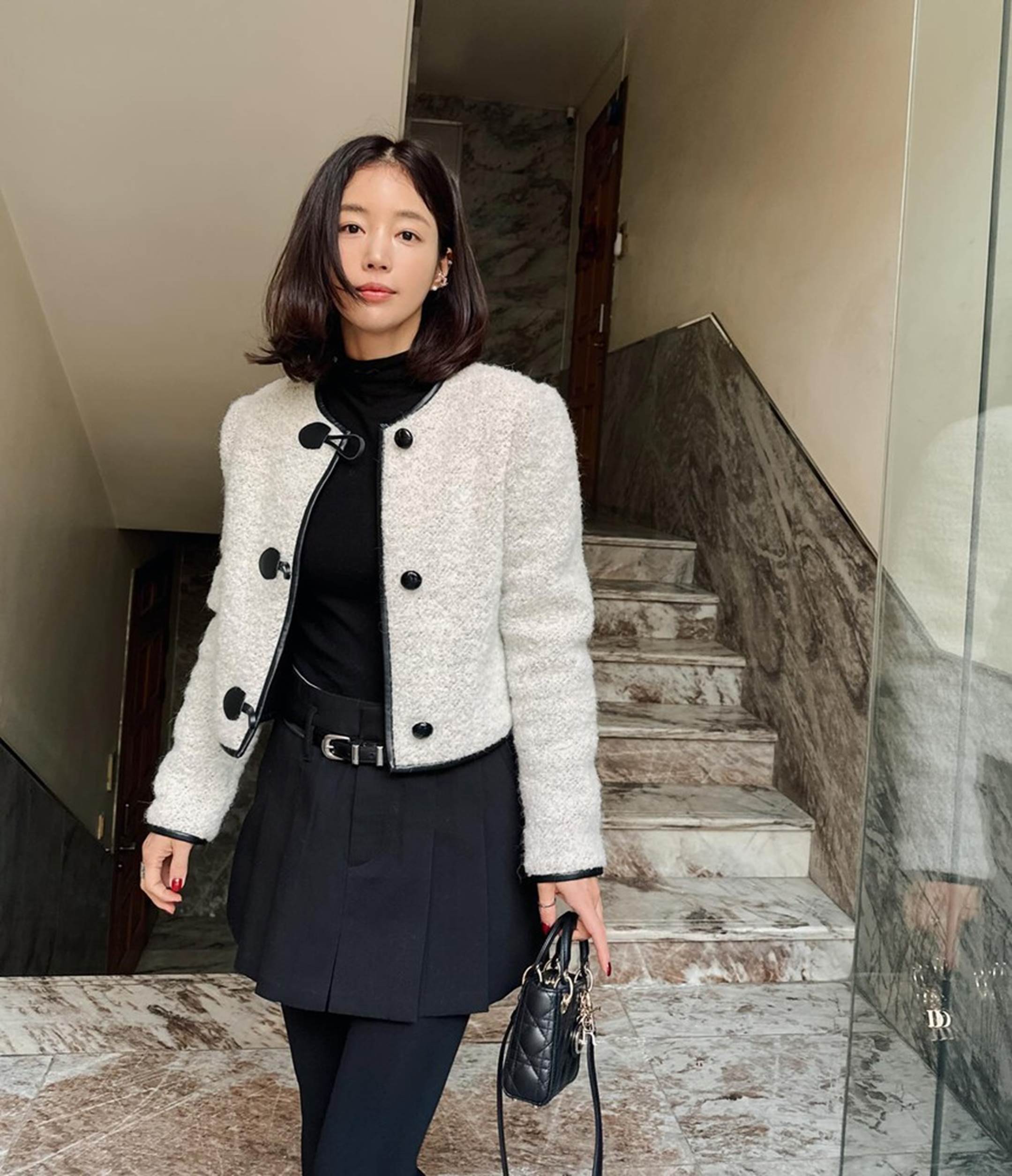 10 cách mặc áo khoác sáng màu giúp phụ nữ trên 40 tuổi nổi bật với vẻ ngoài trẻ trung-1