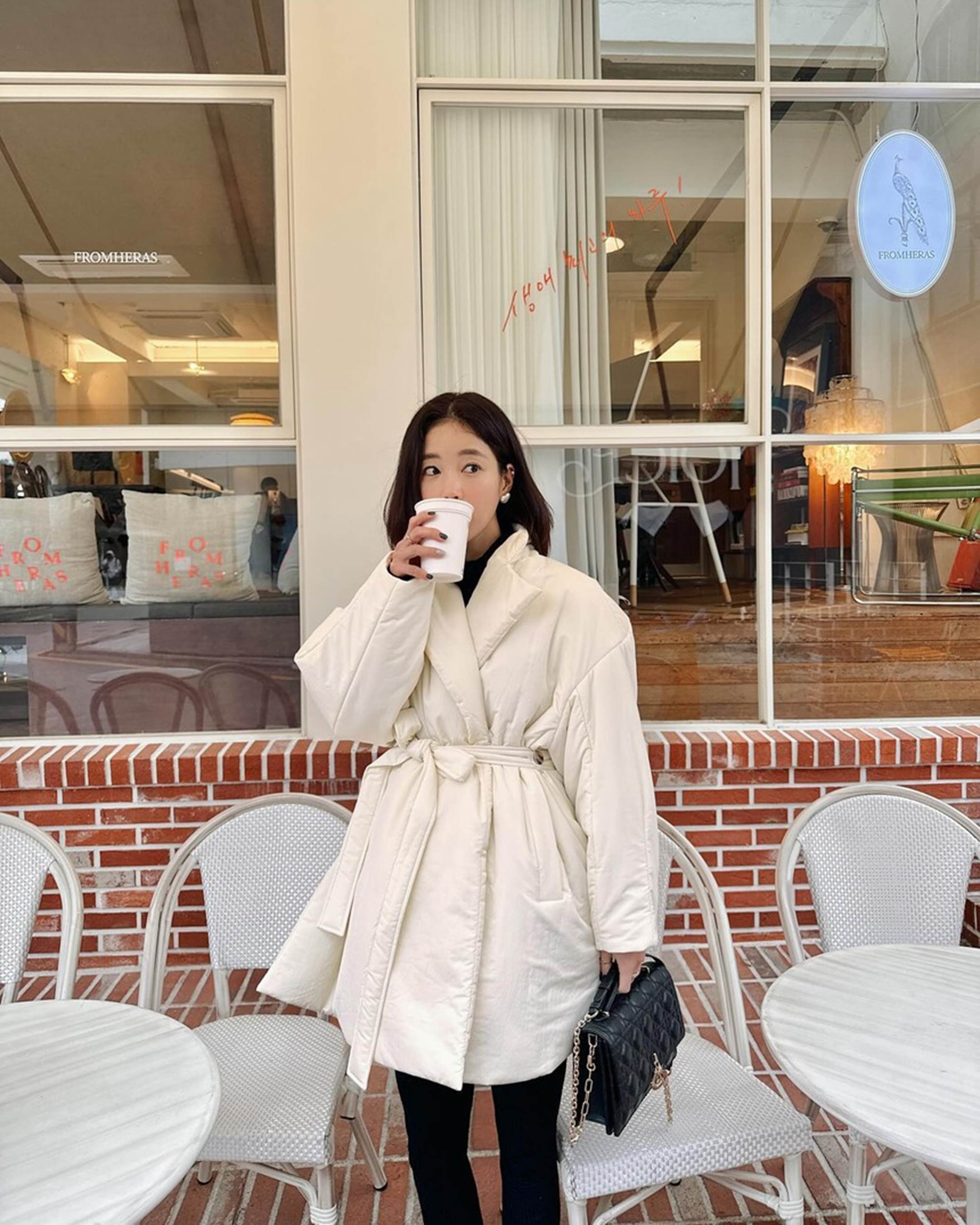 10 cách mặc áo khoác sáng màu giúp phụ nữ trên 40 tuổi nổi bật với vẻ ngoài trẻ trung-10